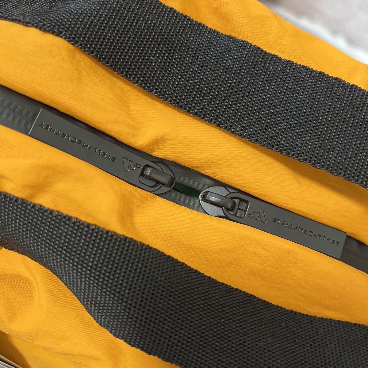 新品 アディダス バイ ステラマッカートニー  旅行ポーチ　衣類収納　分類収納 クルーオレンジ トラベルポーチ 軽量 