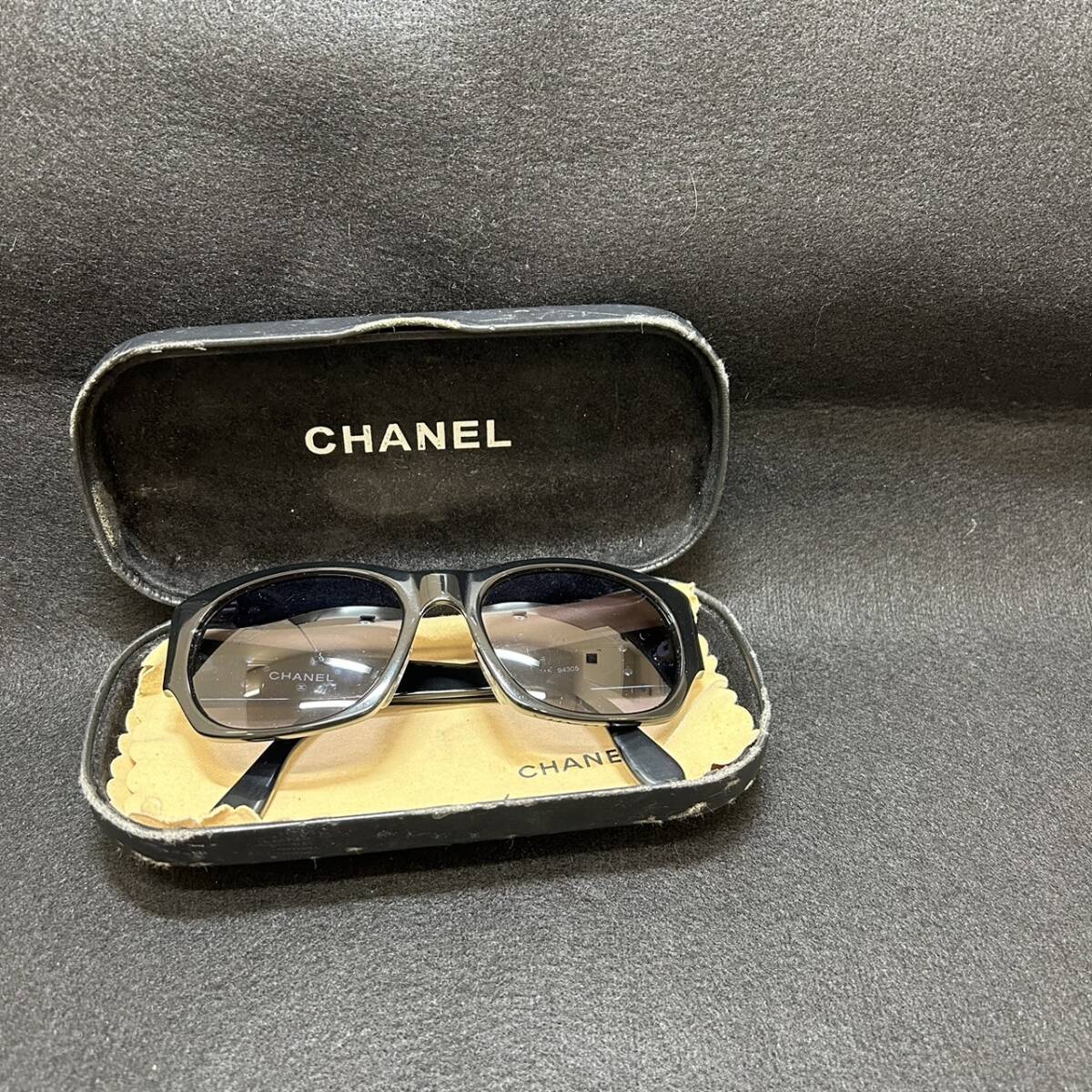 **Chanel Chanel sunglasses case attaching case scratch equipped nose part dirt equipped #4242**