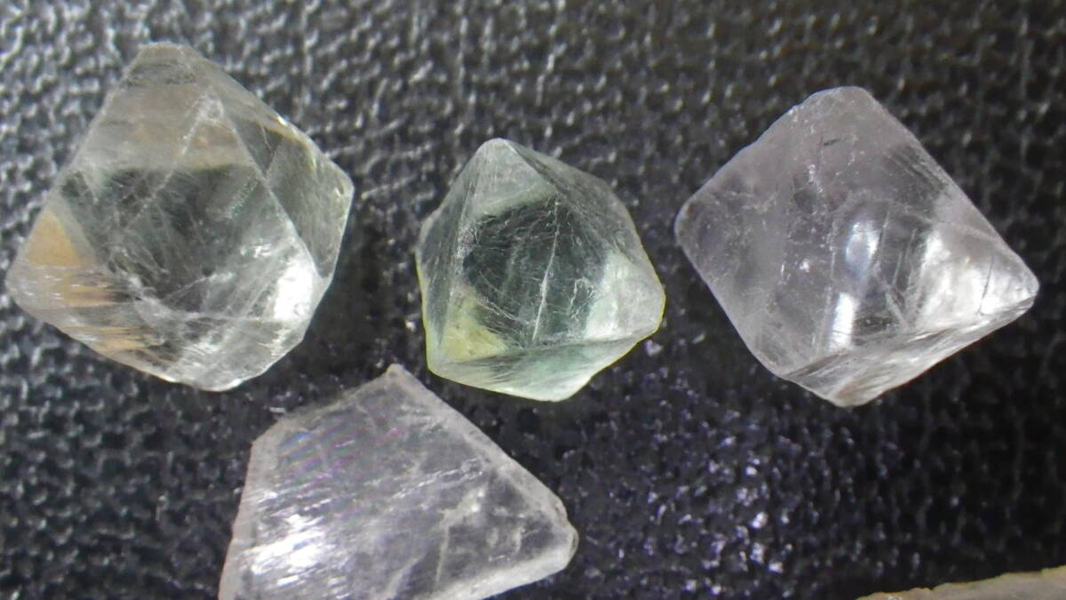 中国産の蛍石（フローライト）8面体結晶セットです。の画像1