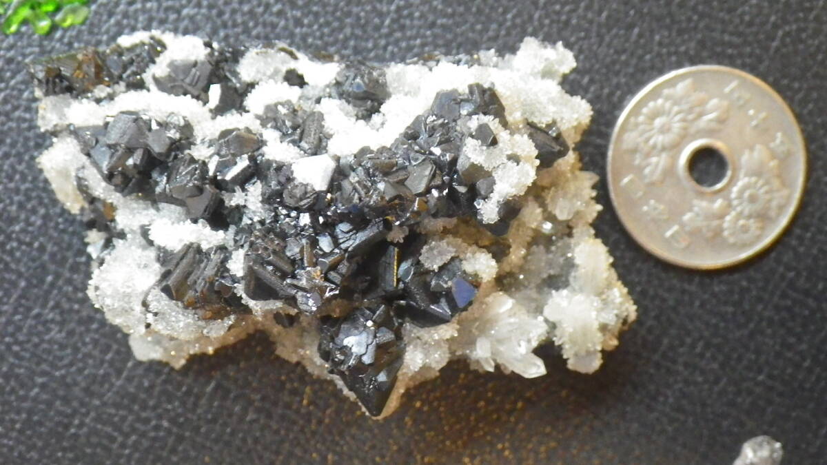 岐阜県、神岡鉱山産の閃亜鉛鉱です。　微細な無数の水晶を伴う大型上品標本　60g_画像1