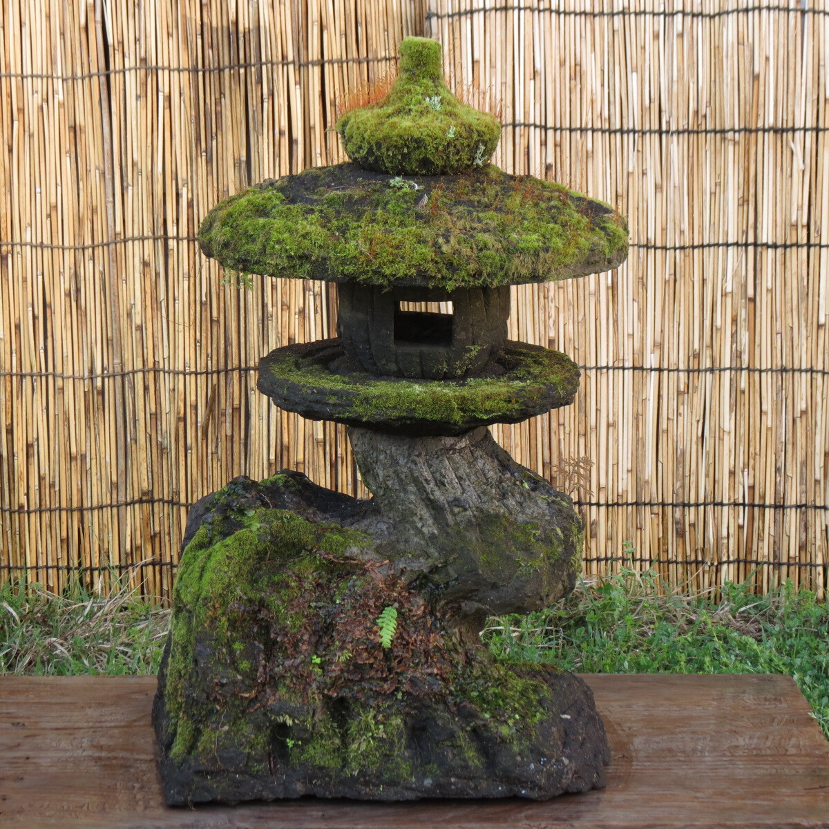 石灯篭 高さ71.5cm 重量48kg 自然木型 九州産天然石の画像1