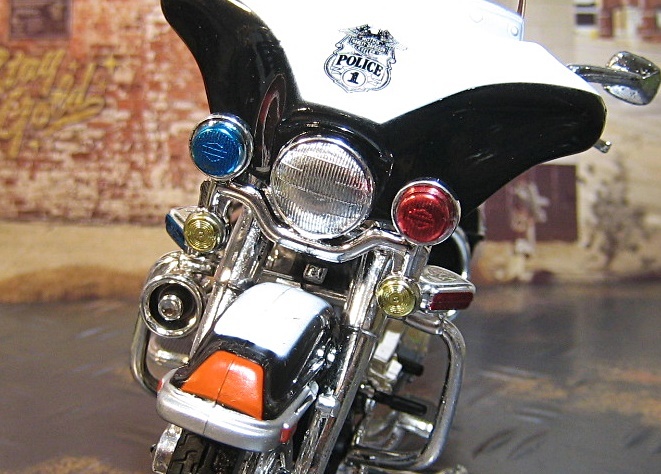 Maisto マイスト 1/18 Harley-Davidson ハーレーダビッドソン ２００４ エレクトラグライド ポリス 警察 白/黒 POLICE パトロール 箱付き_画像2