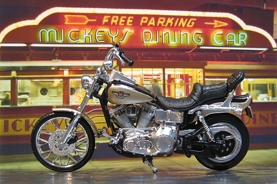 Maisto マイスト 1/18 Harley-Davidson ハーレー DYNA WIDE GLIDE ダイナ ワイドグライド 95th Anniversary Model 箱付_画像1