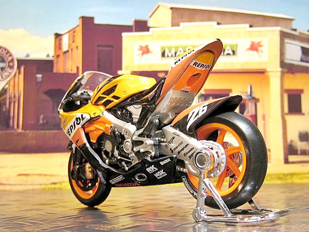 激熱！ Maisto マイスト 1/18 HONDA ホンダ RC212V 2007 REPSOL レプソル #26　ゼッケン２６ ブリスター付き _画像3