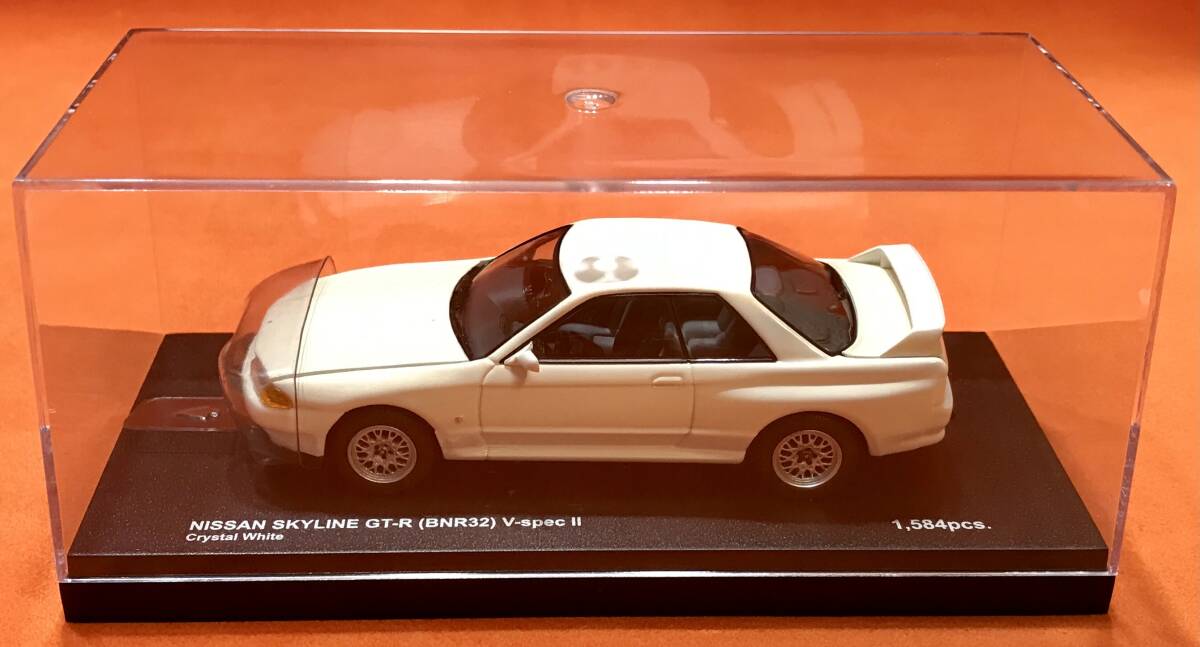 京商1/43 日産スカイラインGT-R(BNR32) V-specⅡ クリスタルホワイト 【絶版品　極美品】_画像9