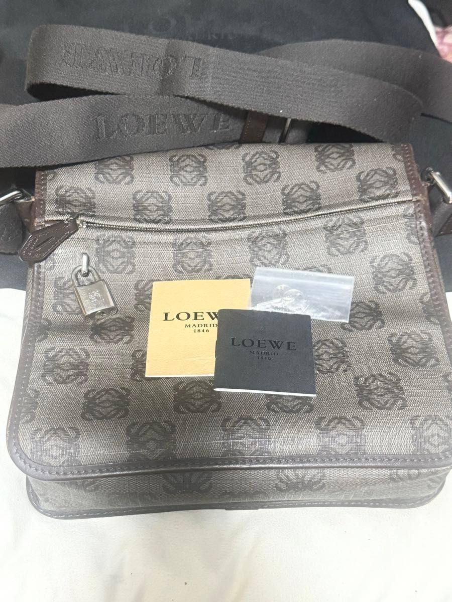 美品 LOEWE メッセンジャー ショルダーバッグ  斜めがけ ユニセックス ロエベ 未使用南京錠 鍵付き 保存袋＆付属品付き