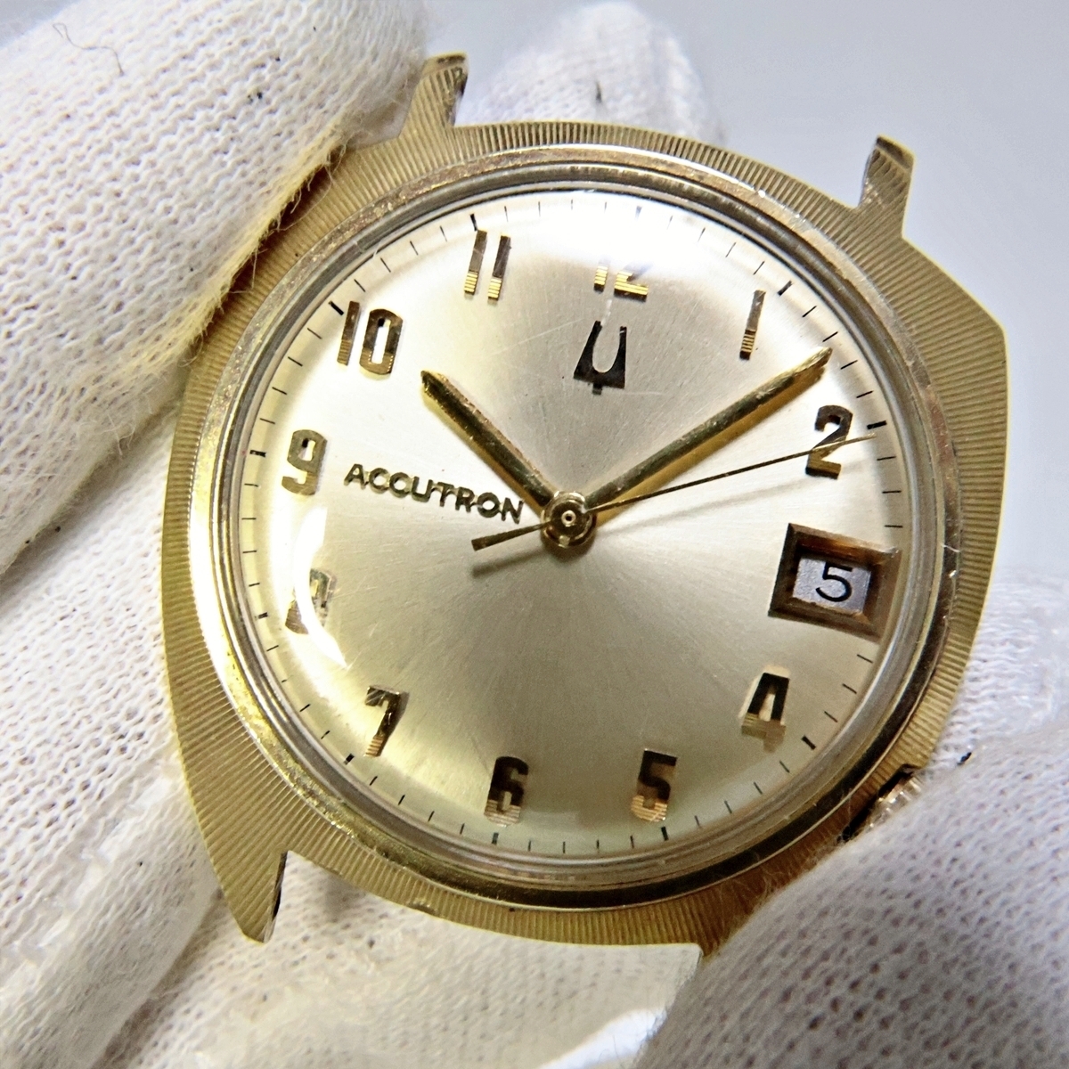 BULOVA ACCUTRON E10289 M8 14K GOLD FILLED CASE ブローバ アキュトロン メンズ クォーツ 腕時計 3針 本体のみ ゴールド文字盤 003FJZFI07の画像5