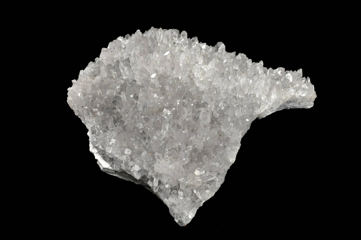 【鉱石】 水晶クラスター 高さ：5cm 横幅：18cm 重量：1.4kg ● パワーストーン 1003002-1の画像1