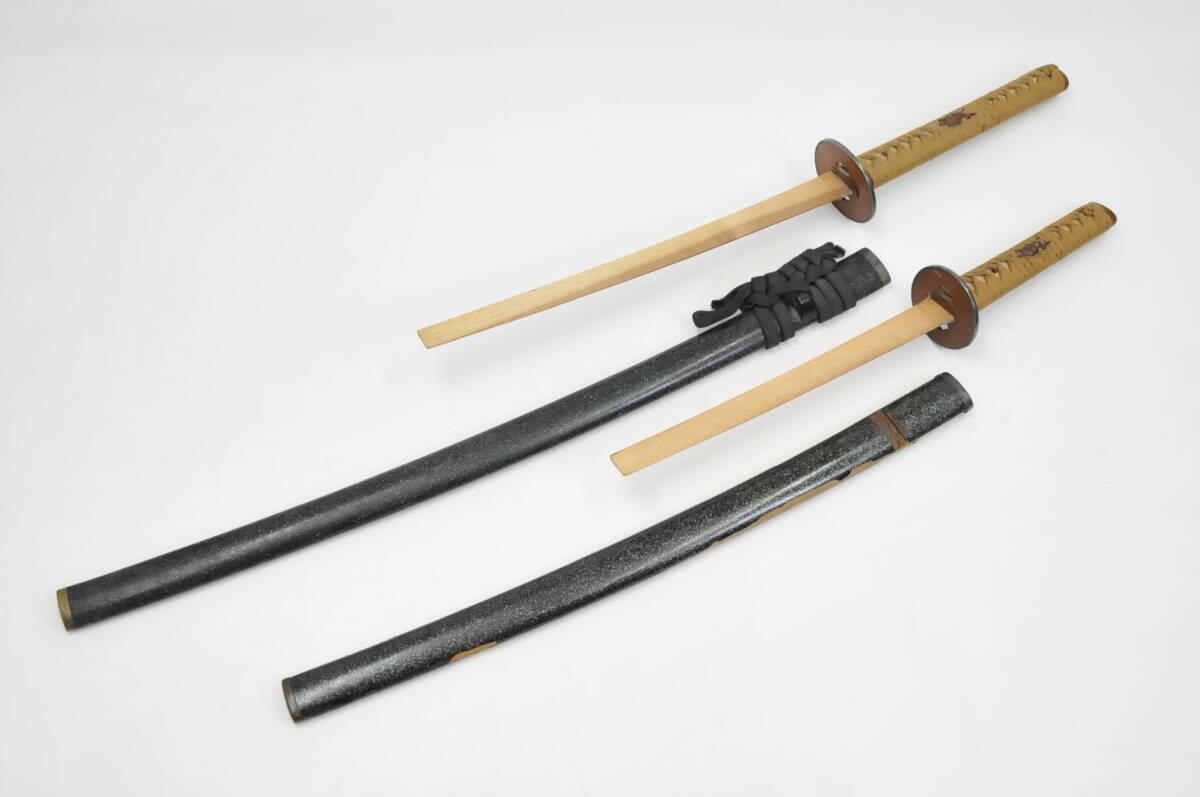 ..: large small 2 point copper ground guard on sword black blue . scabbard bamboo light scabbard .: length some 32mm width ( most futoshi part ) approximately 12mm * small. scabbard condition bad 0301068-1