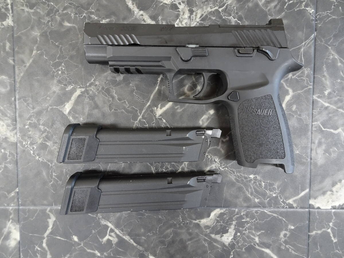 【ミリタリー】SUG SAUER P320 M17 CO2 GBB 予備マガジン付き 箱無し 動作確認済みの画像1