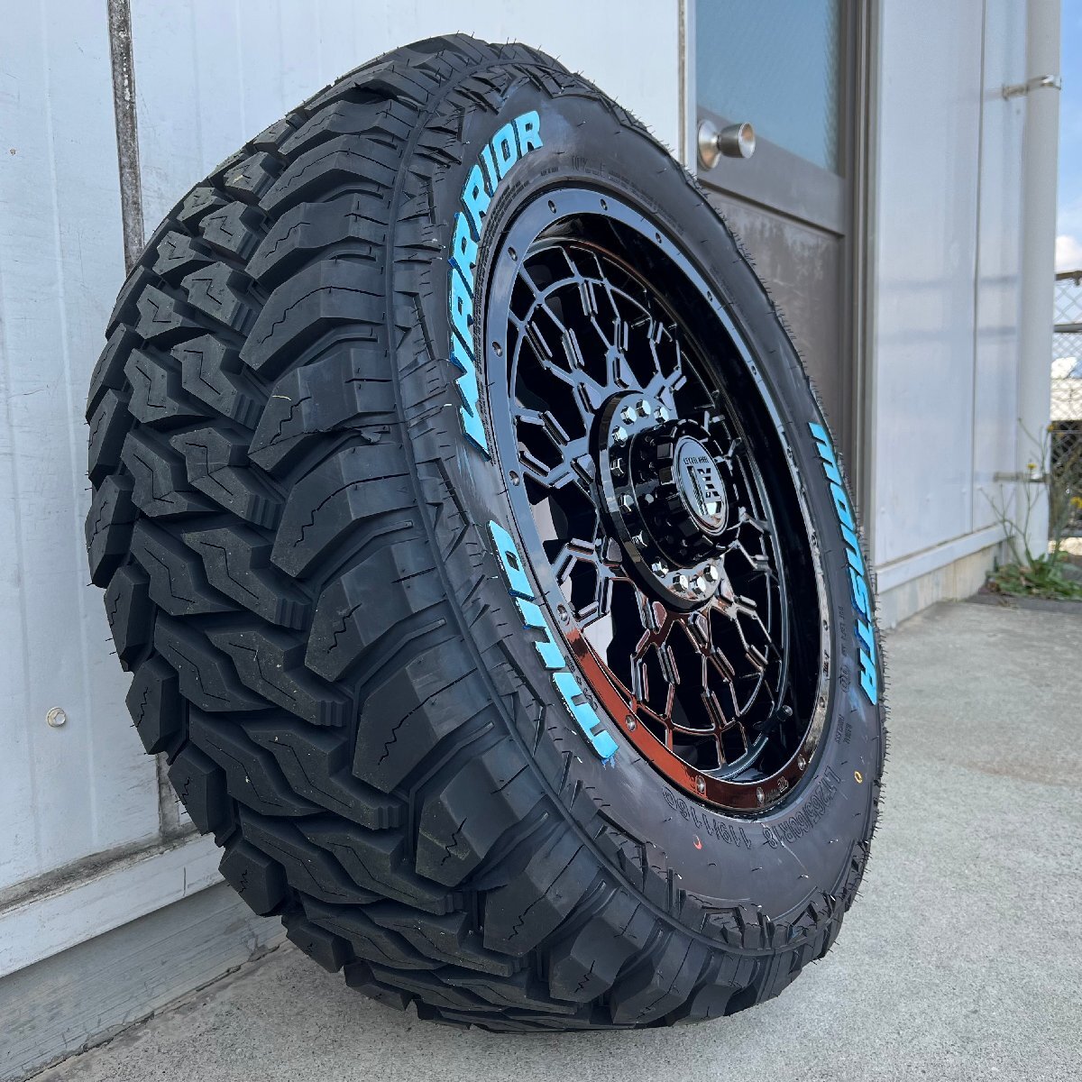 純正車高装着OK！JEEP ラングラー JK JL タイヤホイール 18インチ 285/60R18 MONSTA MUDWARRIOR ホワイトレター_画像4