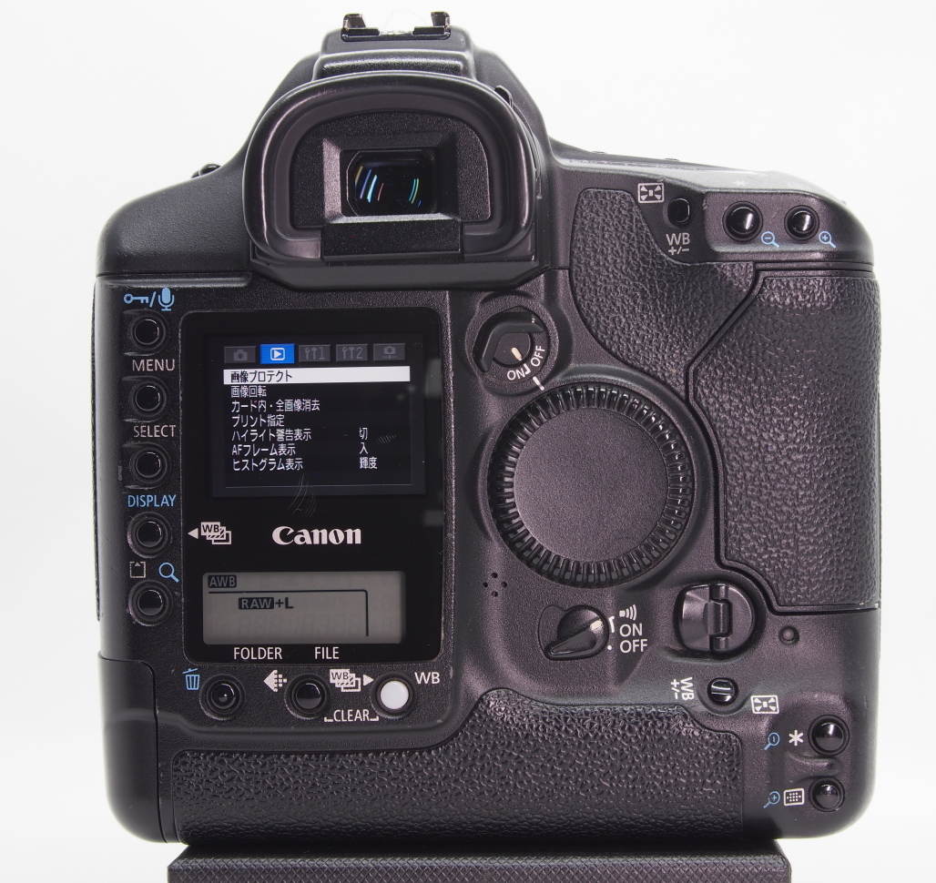 箱付き　取説、充電池、充電器、DCカプラー、ケーブル類等付属品あり　Canon EOS-1Ds MarkII　ショット数　77,621枚_画像3