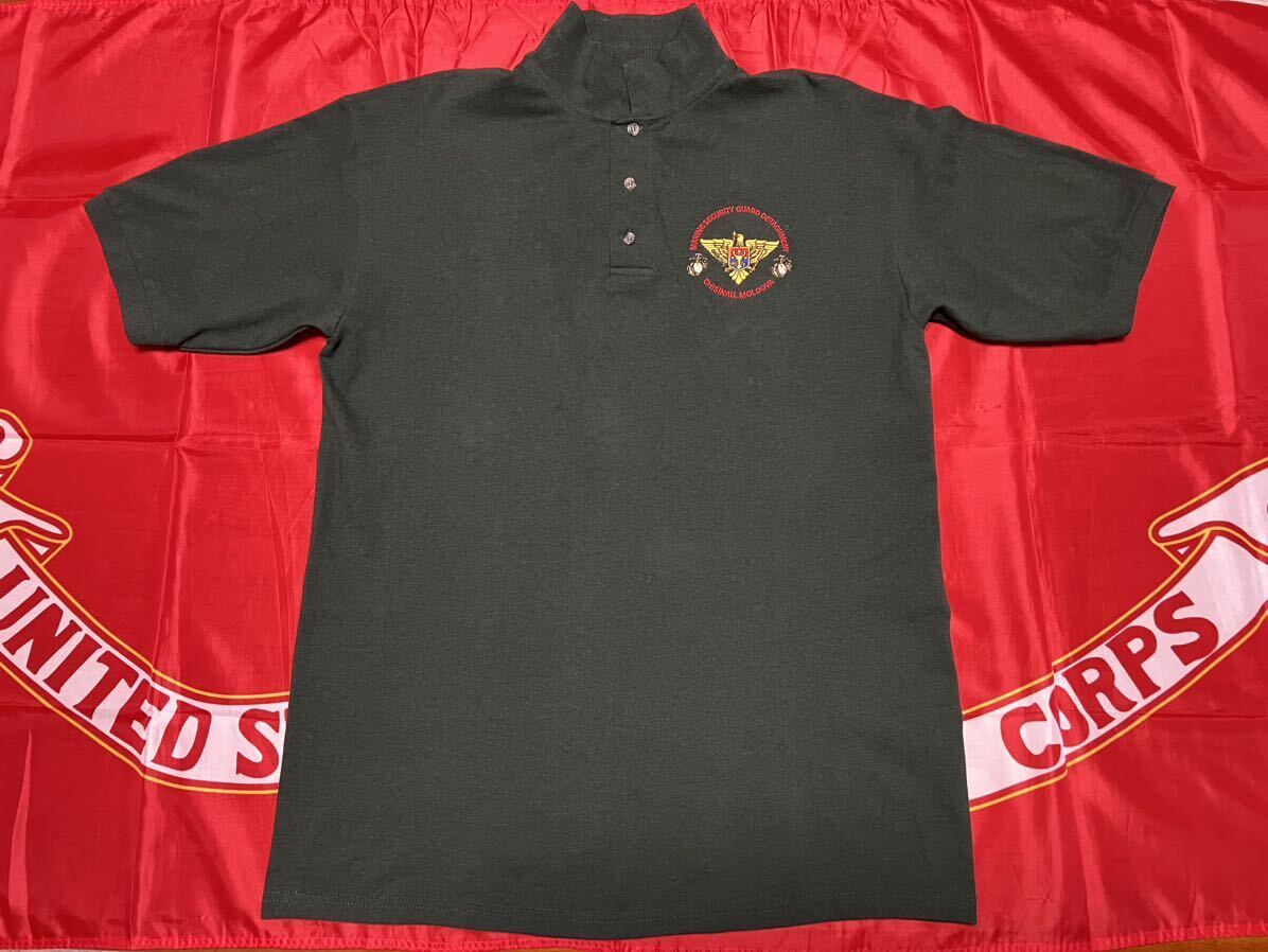 中古美品　USMC MARINE SECURITY GAURD DETACHMENT CHISINAU, MOLDOVA コットンポロシャツ　ANVIL製　LARGE ダークグリーン_画像1