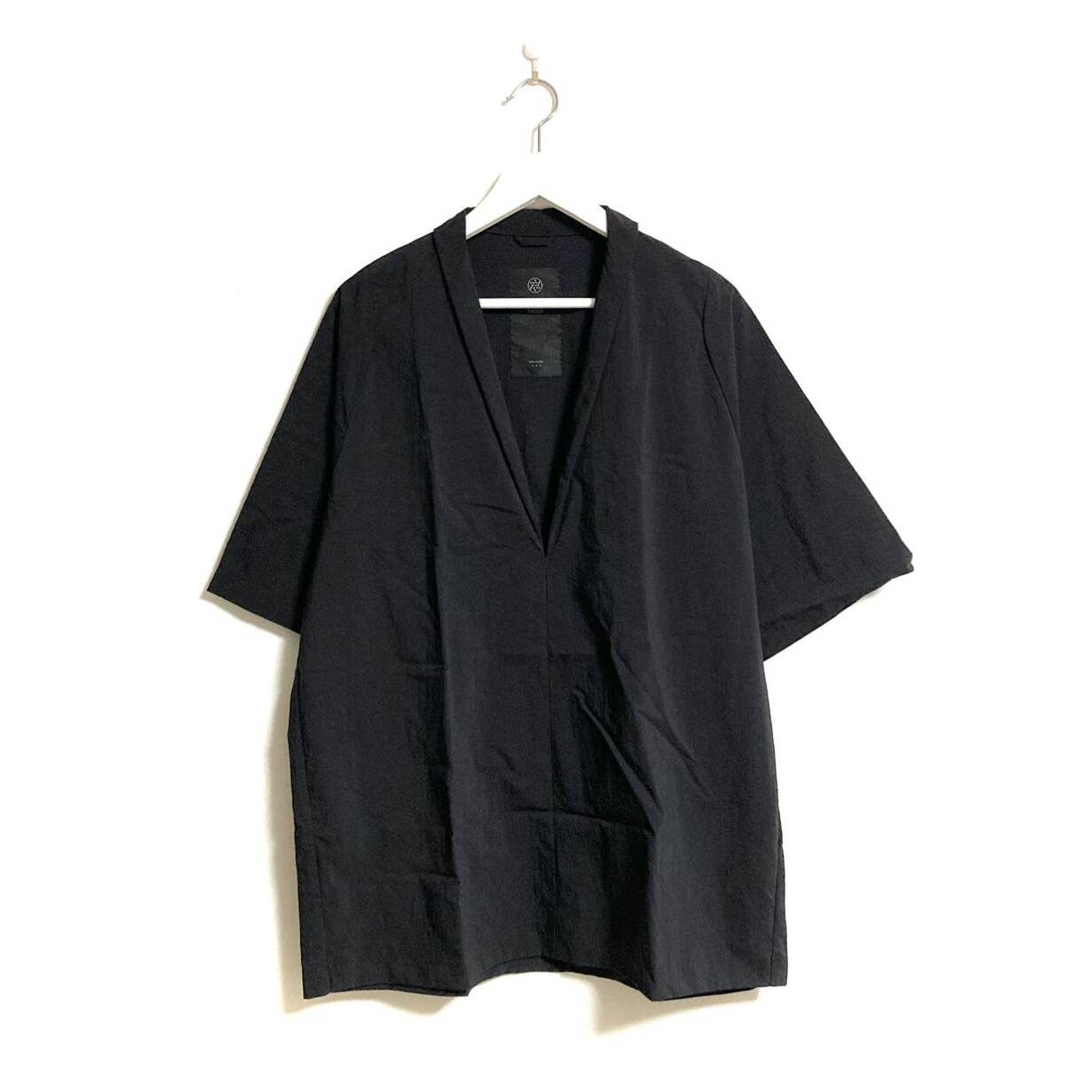 美品◆teatora◆Roomkey Shirt DR Black 3 テアトラ シャツ トップス ブラック 黒 ナイロンシャツ 半袖シャツ プルオーバーシャツ の画像1