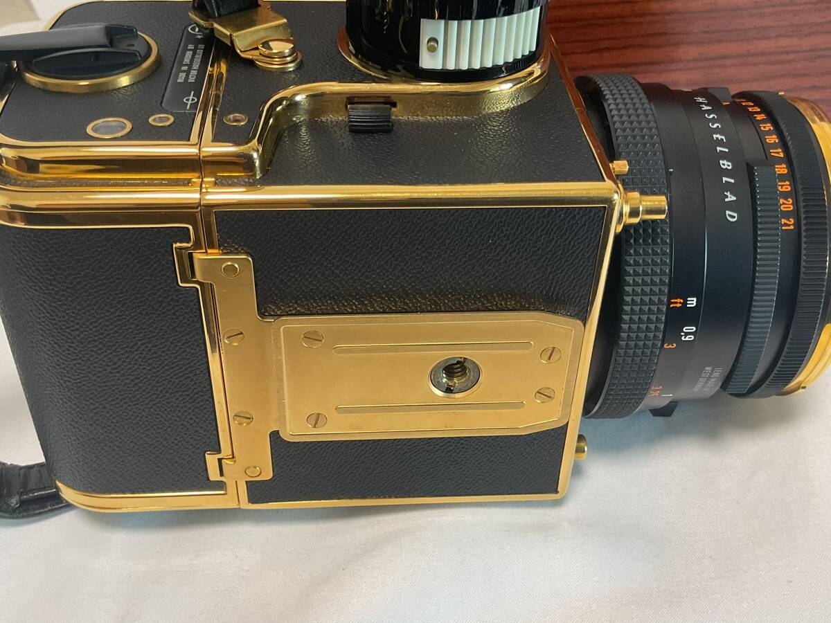 HASSELBLAD 500C/M GOLD Planar 2.8/80 1957-1987 CAMERA No.1207 ハッセルブラッド 30周年記念 付属品 木箱ケース の画像10