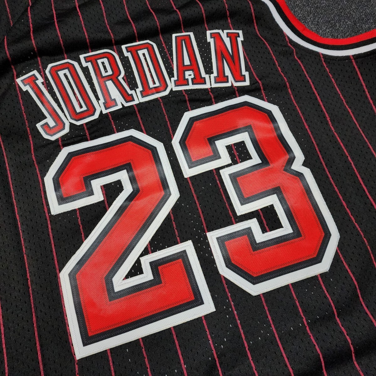 NBA シカゴ・ブルズ JORDAN選手 バスケットシャツ ゲームシャツ バスケットユニフォーム サイズXL ブラック 刺繍 1996−97の画像5