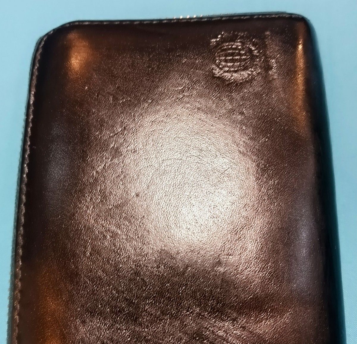 黒のしなやかなレザーがとても 手になじみ 高級感のあるワールドレザーの長財布です。皮が非常に滑らかで手にしなやか 大容量 本革