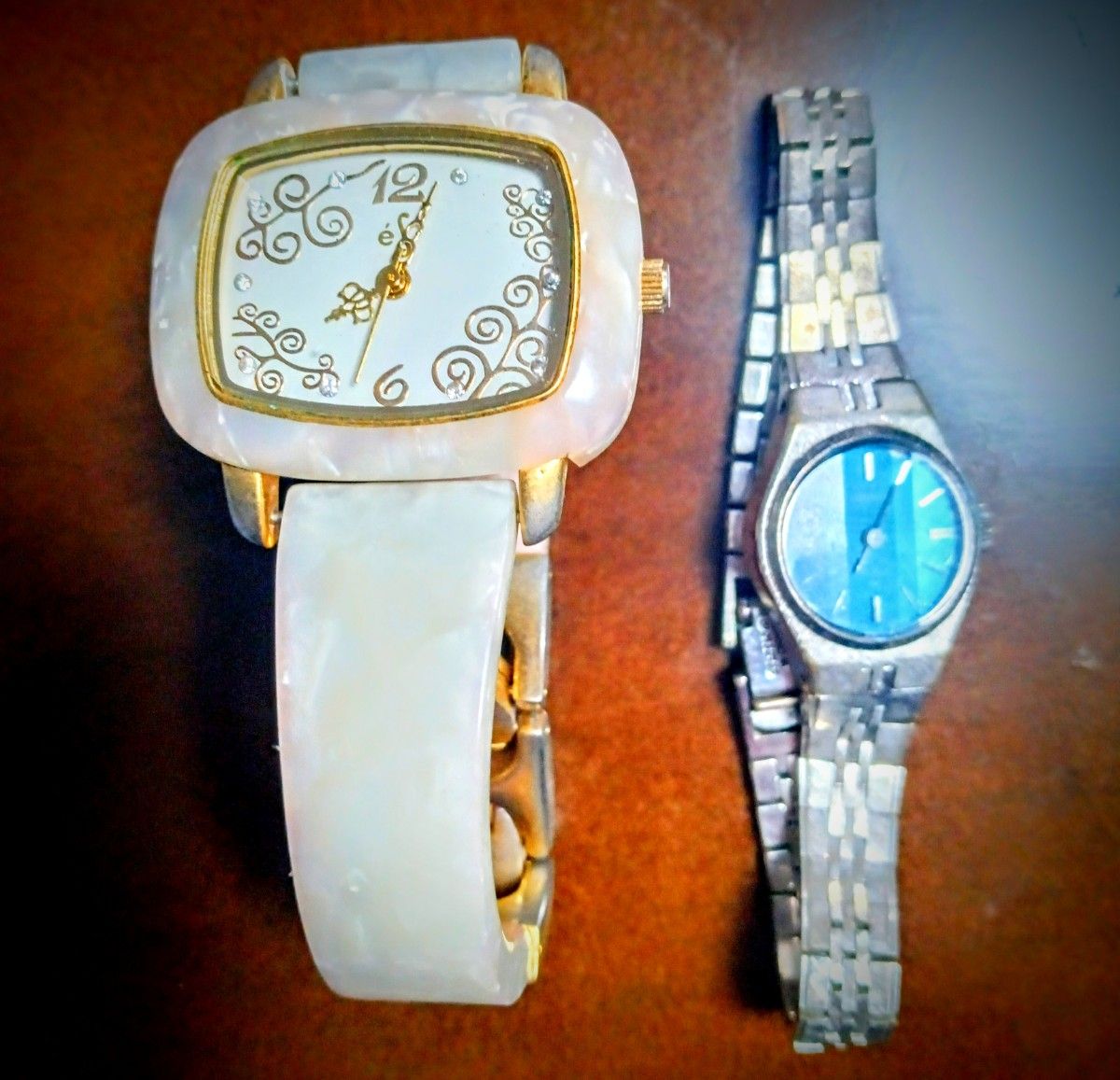 レアな貴重品　高級感のあるブレスレットタイプの女性用腕時計　大理石調　　緑のセイコーの時計はおまけでお付けいたします SEIKO
