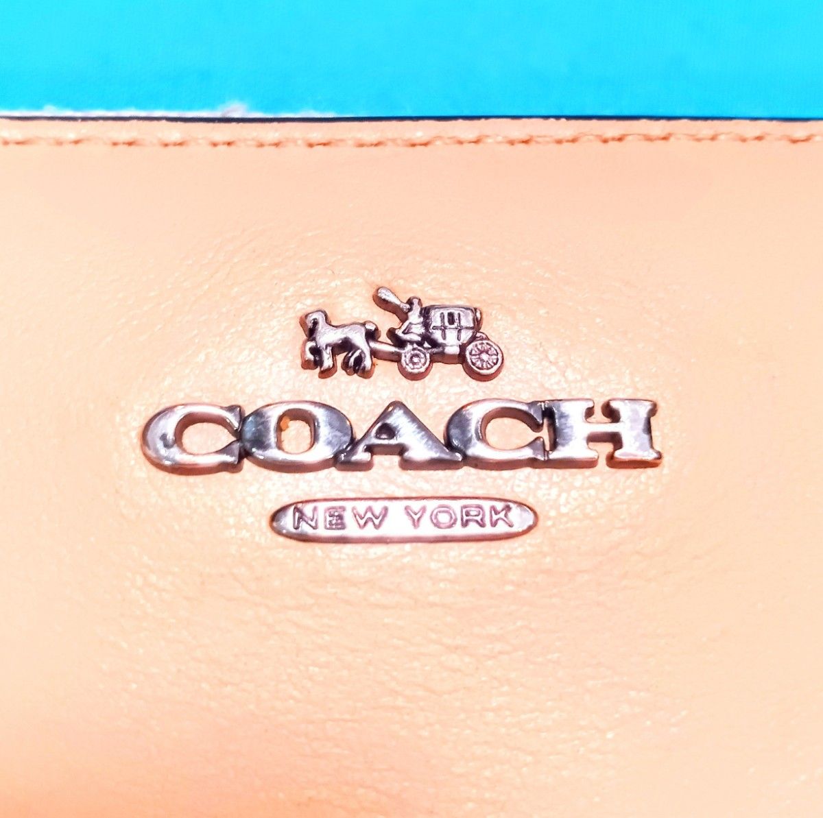 coach (コーチ) 長財布　ベージュの色が大変上品で高級な雰囲気を醸し出します中古ではございますが大変 収納も多く使いやすい