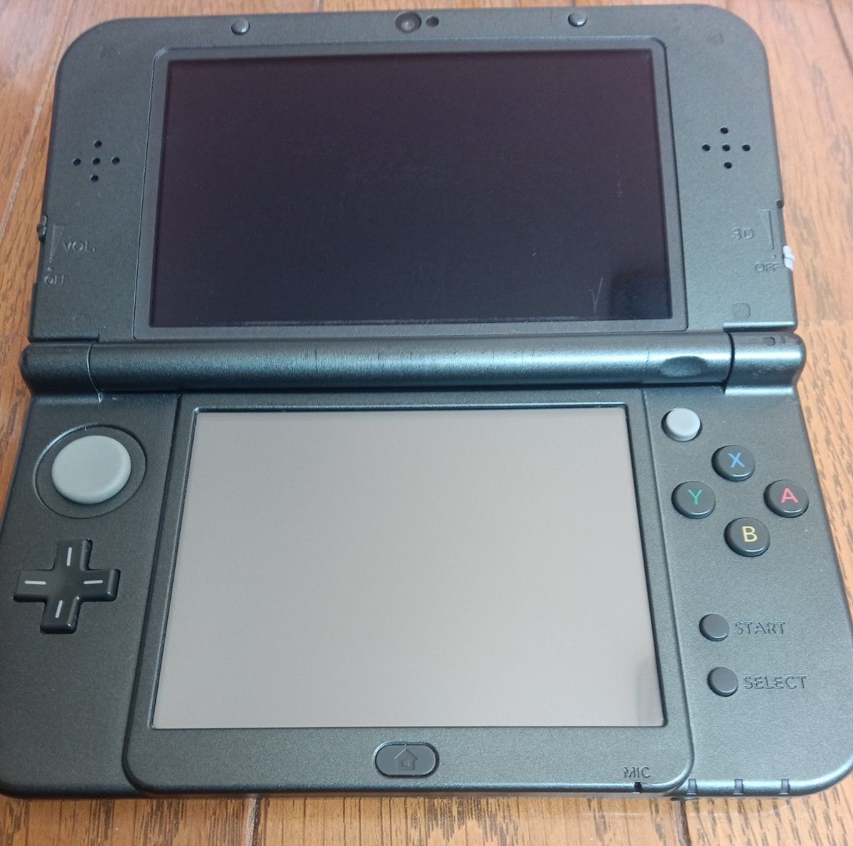 NEW NINTENDO 3DS LL メタリックブラック 中古品 使用感有り 充電器 タッチペン SDカード（16GB）付き