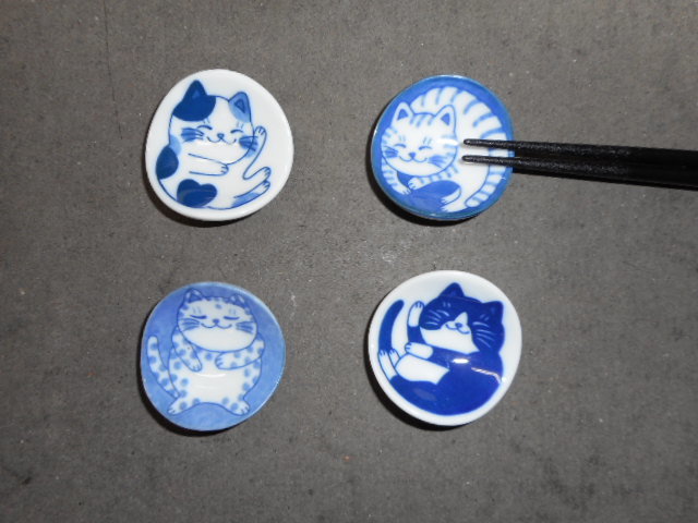 藍染ねこちぐら丸型箸置き ４柄セット 日本製 美濃焼 新品未使用 陶磁器製の画像1
