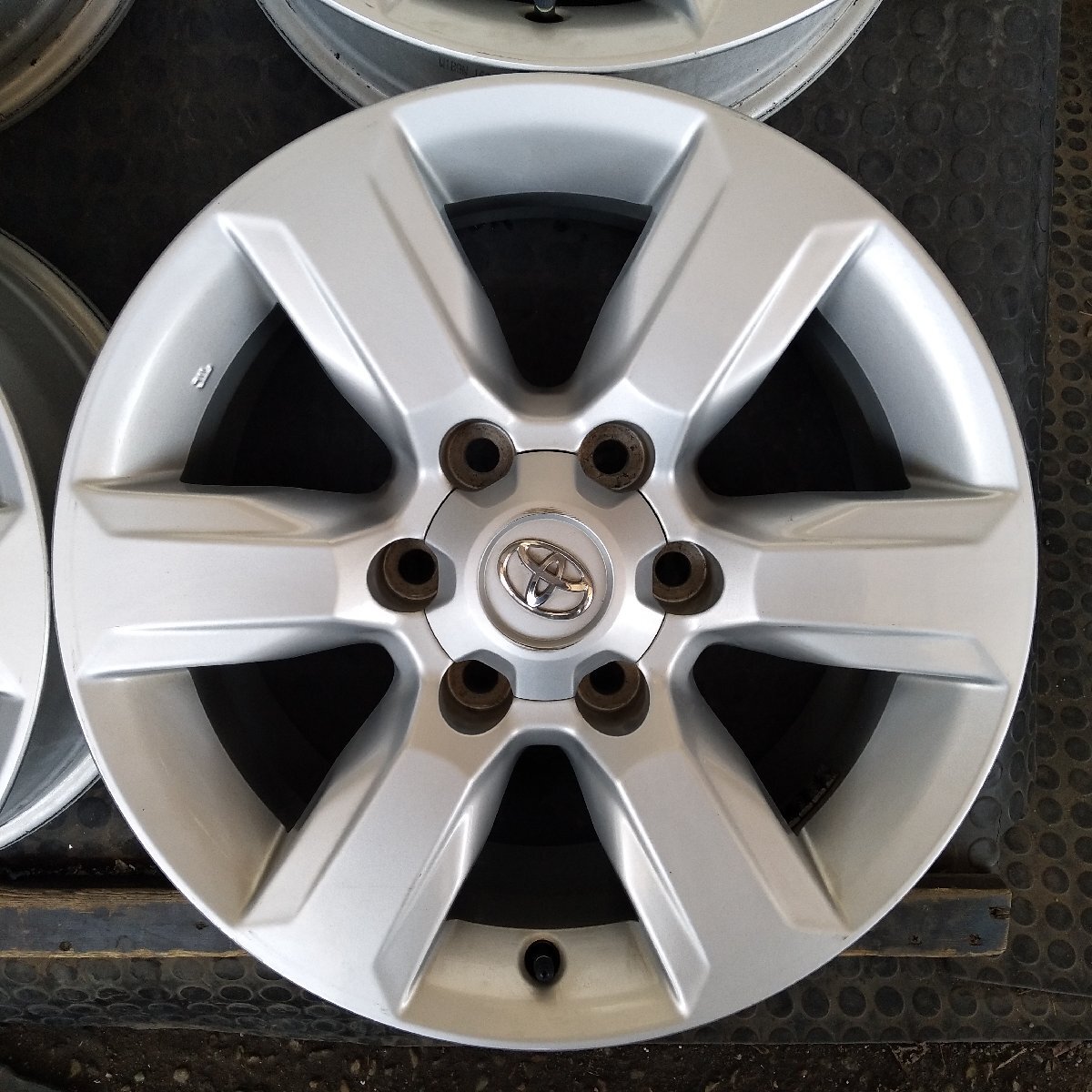 管理番号：A3-193【4本価格】【17×7.5J 6x139.7 ET+25 ハブ106】トヨタTOYOTA純正 ・ランクル プラド等・店頭引取・適格請求書発行可能の画像4