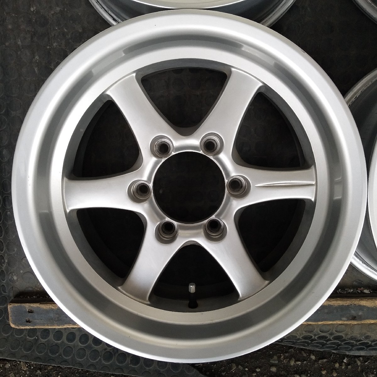 管理番号：A4-16【4本価格】【16×8J 6x139.7 ET+5 ハブ110】ハイエース ハイラックス ランクル等・店頭引取可能・適格請求書発行可能の画像5