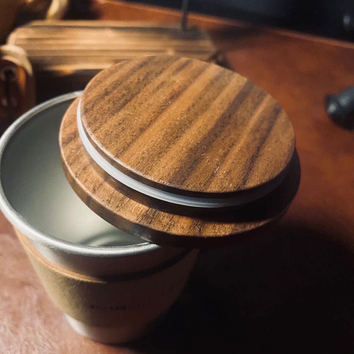 超高品質 コーヒーカップ マグカップ くるみ木蓋 2個セット ステンレス製 アウトドア 登山 キャンプ 調理器具 260ml