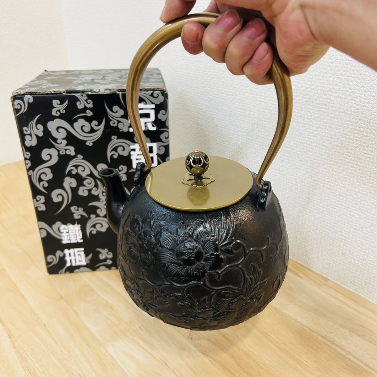 超高品質 砂鉄製 やかん 1.2L 鋳造鉄瓶 南部鉄器 急須 茶道具 煎茶道具 提梁壺 11×18×23cm 1.8kg 口径8cmの画像5