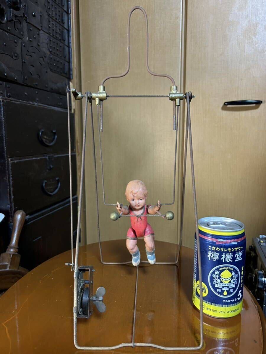 戦前　古いおもちゃ　空中ブランコをする少年　サーカス　鉄棒　ブリキ　セルロイド人形　可動品　実用新案特許_画像1