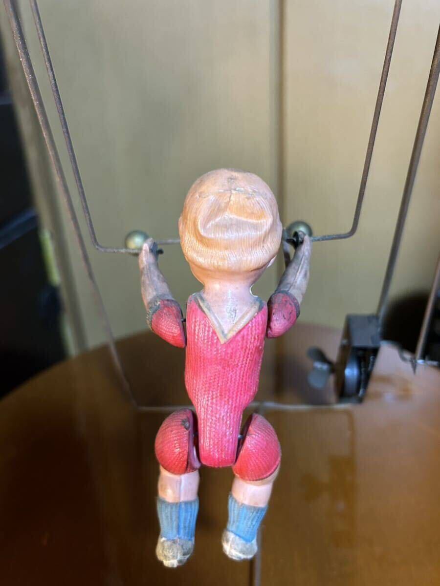 戦前 古いおもちゃ 空中ブランコをする少年 サーカス 鉄棒 ブリキ セルロイド人形 可動品 実用新案特許の画像6