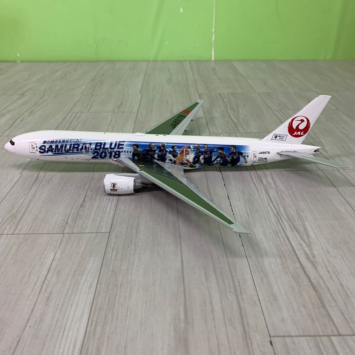 JC WINGS　1/200　JAL BOEING777-200 JA8979 サッカー日本代表塗装　飛行機模型_画像4