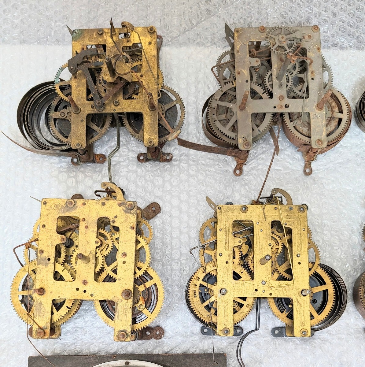 当時物 ゼンマイ時計 機械式時計 振り子時計 壁掛け時計 掛時計 真鍮歯車など 部品 パーツまとめ SEIKOSHAなど 約8.3kg ジャンク扱い現状品の画像2