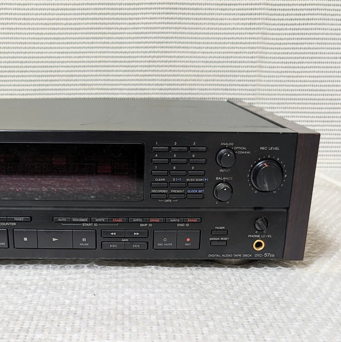 SONY DTC-57ES DIGITAL AUDIO TAPE DECK ソニー デジタル オーディオ テープデッキ DTC-57ES 通電のみ確認 ジャンク扱い現状品の画像5