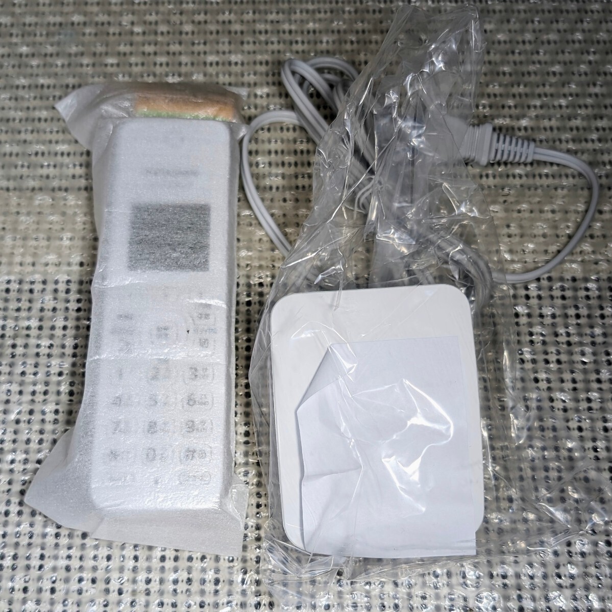 未使用保管品 Panasonic VE-GD27DL-W/VE-GD27/KX-FKD405-W/PNLC1058 パナソニック コードレス電話機 RU.RU.RU ルルル 箱 説明書付 現状品の画像4