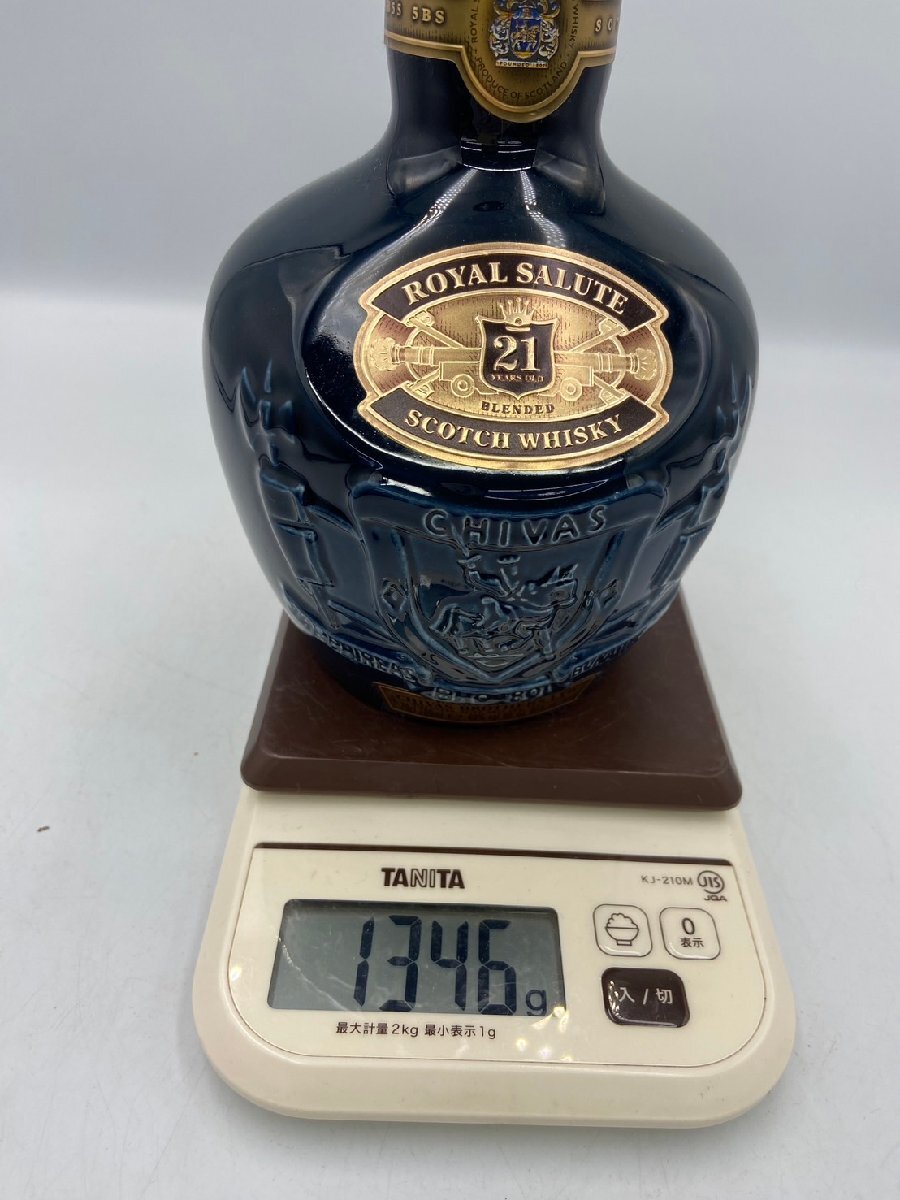 ST【同梱不可】ROYAL SALUTE ロイヤルサルート 21年 青陶器 巾着アクセサリー付き 700ml 40％ 1346g 未開栓 古酒 Z048975の画像4