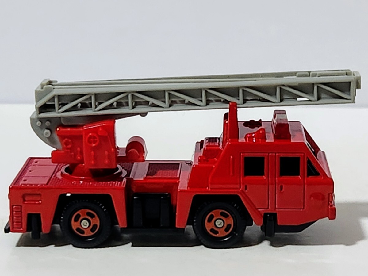 日本製トミカ ニッサン ディーゼル ハシゴ付消防車 の画像4