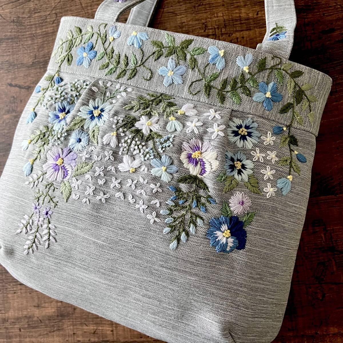 ハンドメイド 手刺繍 花柄 小花 肩掛け トートッグ 刺繍 ナチュラル グレー かばん バッグ かわいい コロンとした 丸み_画像4