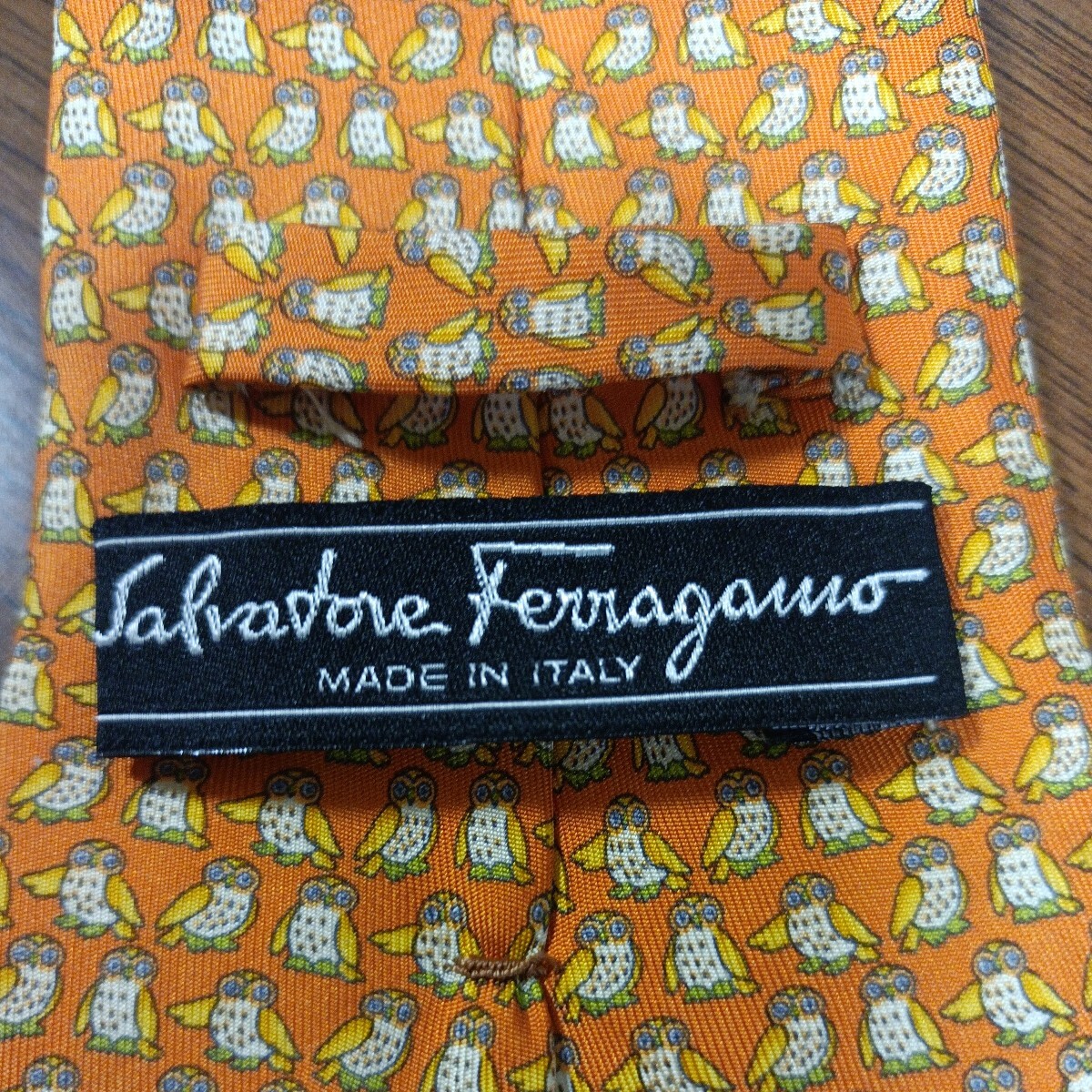 Salvatore Ferragamoサルバトーレフェラガモ ネクタイ 総柄 フクロウ柄 オレンジ色ベース イタリア製 MADE IN ITALY ラグジュアリーの画像3