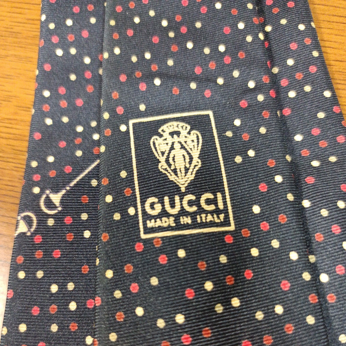 GUCCIグッチ　ネクタイ　ドット柄　紺ネイビー　イタリア製　MADE IN ITALY　絹シルク１００％　ラグジュアリーブランド_画像4