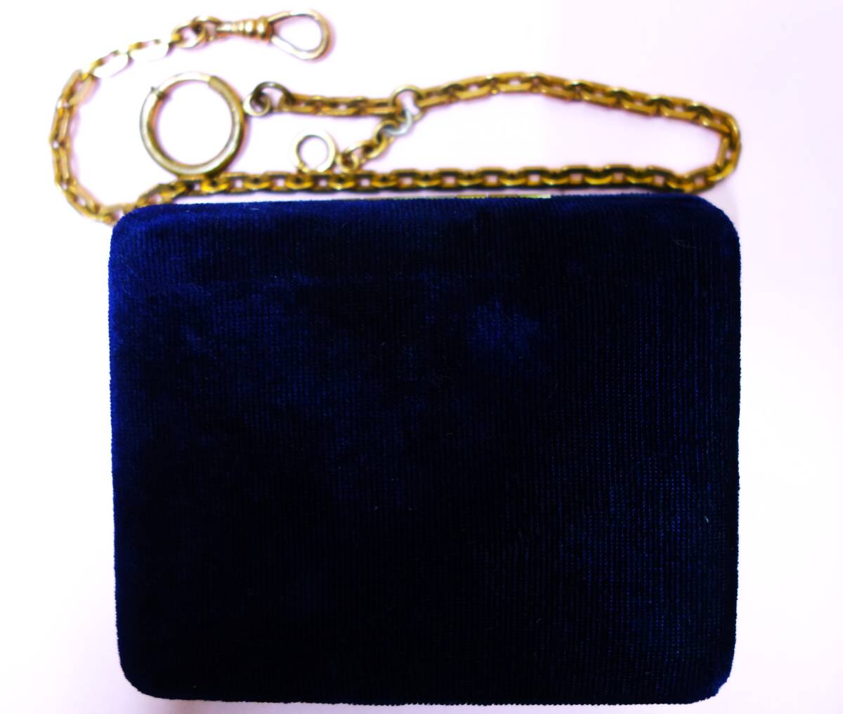 未使用の青色の四角いケース入り 素敵なデザインの金色のウォッチチェーンのナス環に『THED.F.B.CO』の刻印入り・・９の画像4