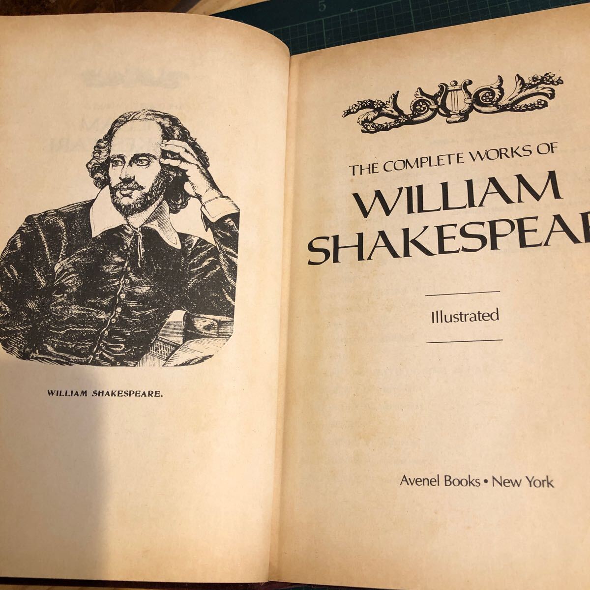 The Complete Works Of William Shakespeare - Hardcover 洋書 シェイクスピア全集　1986年　天金　インテリアディスプレイ _画像2