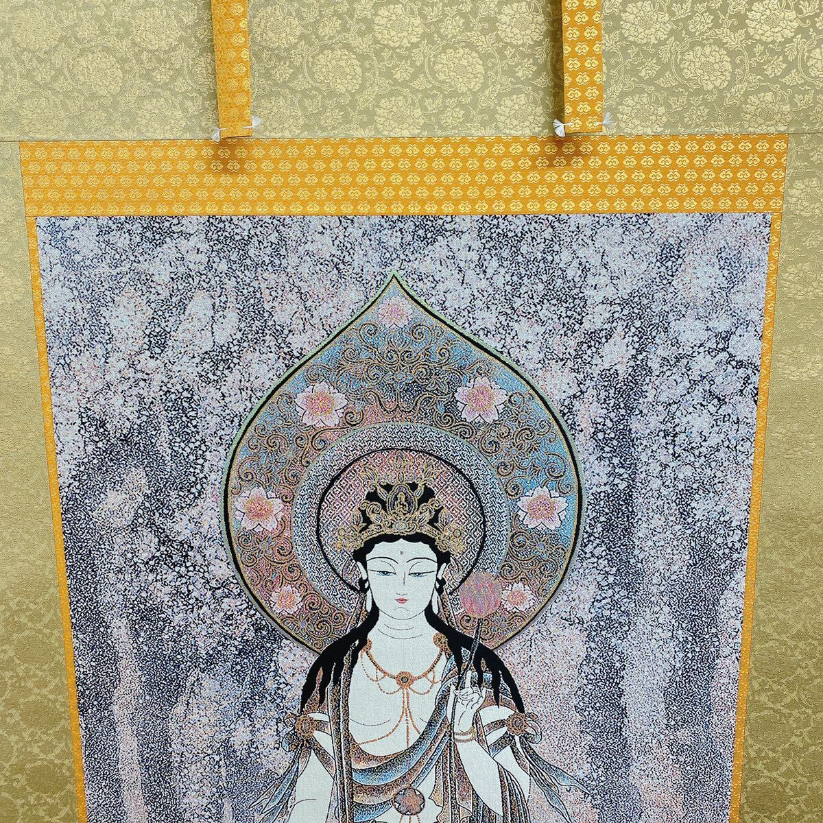 美品 掛け軸 西陣織 国宝法隆寺 聖観音像 太巻き付 Yahoo!オークション - 仏画 掛軸 掛け軸 高級西陣織 桜観音図