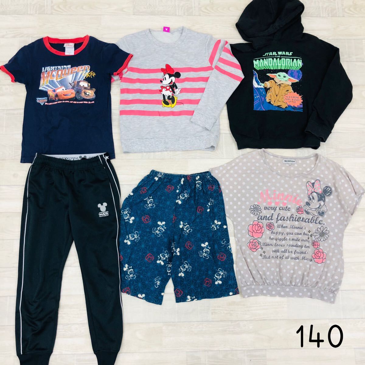 ●4-74② Disneyディズニー まとめ 100点 服 グッズ トップス バッグ 子供服 ベビー キッズ 雑貨 ぬいぐるみ キャラクター 大量 の画像6