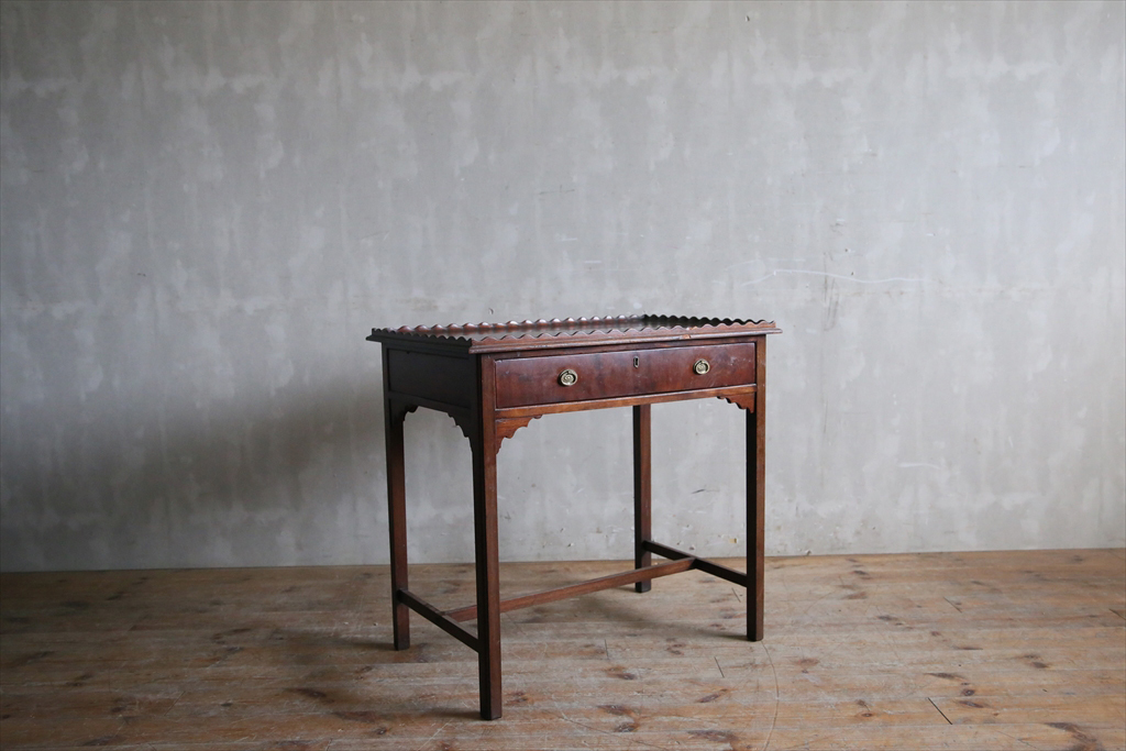  Britain antique * wooden side table c/o cage .naru/ work desk / old tree desk / display shelf / stand for flower vase / store furniture / display pcs / England Vintage furniture 