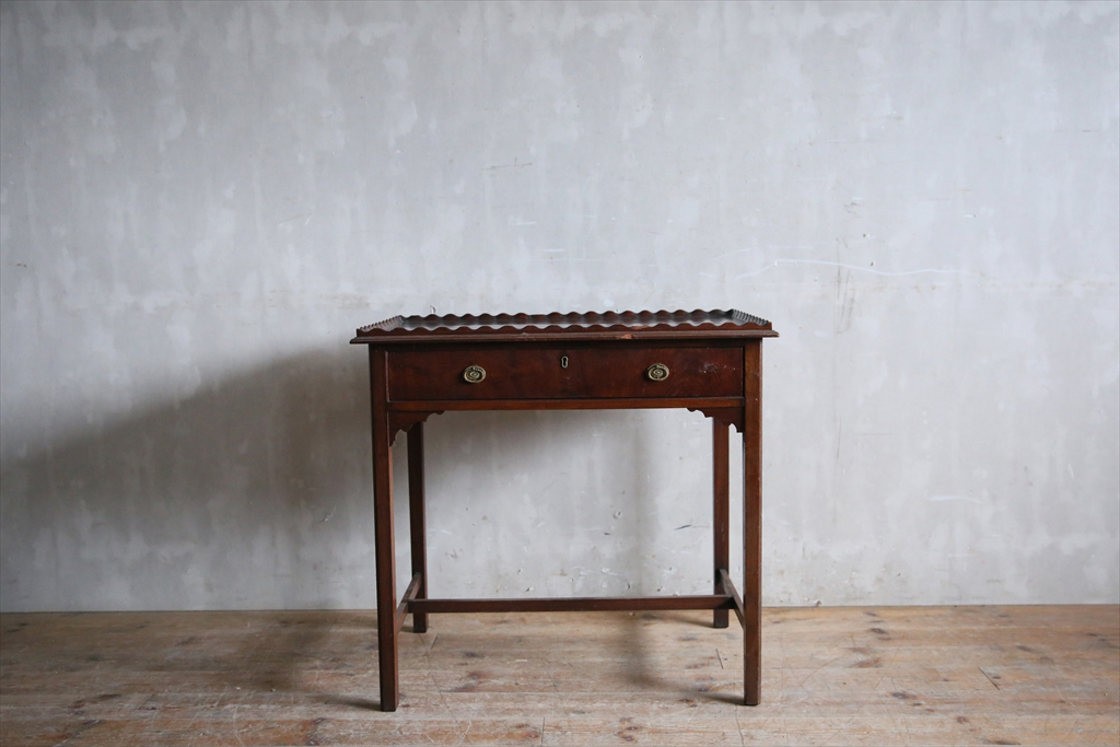  Britain antique * wooden side table c/o cage .naru/ work desk / old tree desk / display shelf / stand for flower vase / store furniture / display pcs / England Vintage furniture 