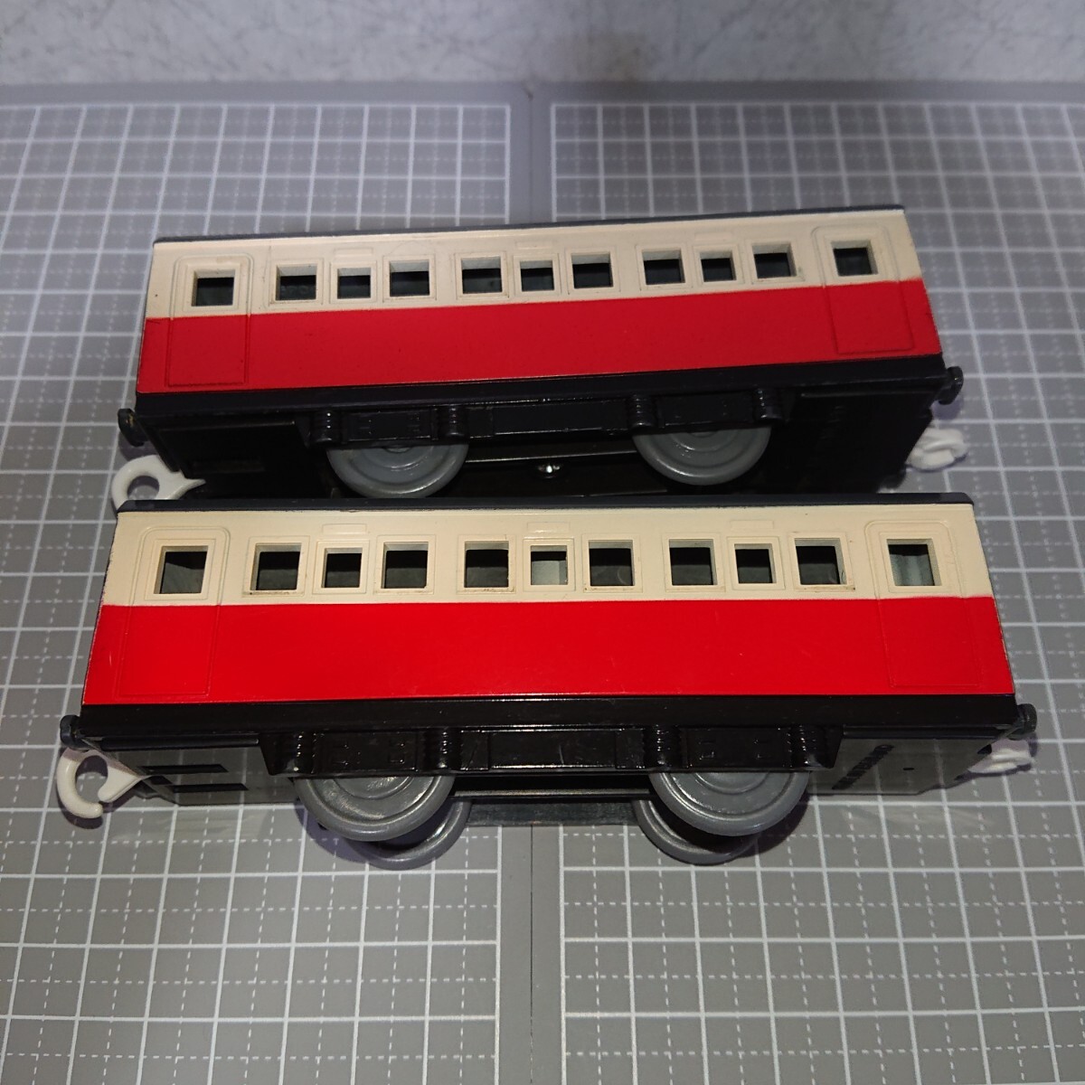 プラレール トーマス 赤色の客車 2両セット【まとめて大量出品中】_画像1