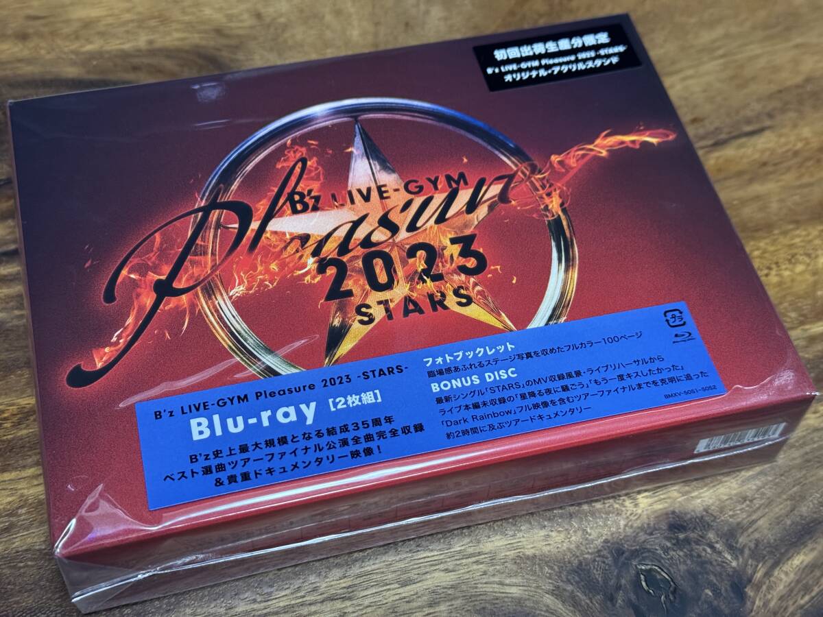 B'z LIVE-GYM Pleasure 2023 -STARS-［2Blu-ray Disc］初回生産分/アクリルスタンド封入+スペシャル缶マグネット＊美品の画像1