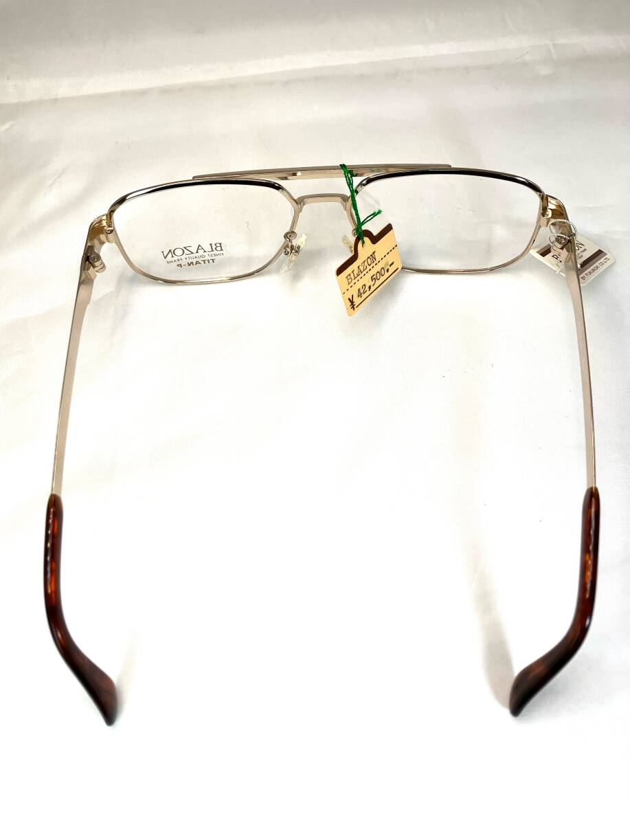 チタン製初期のメガネ【BLAZON　104 】5７㎜ 金色　レンズなし　ツーブリッジ　テンプル太目でかっこいいメガネ　大ぶり　[送料無料] _画像10