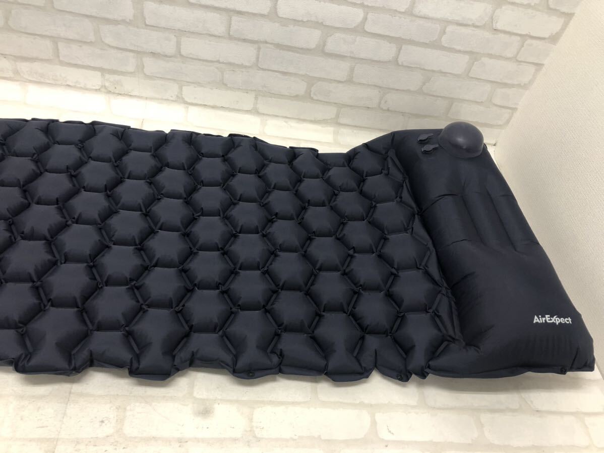 T■ Air Expect Sleeping Pad スリーピングパッド エアーベッド ネイビー 全長約244cm 手動空気入れ付き コンパクト収納 アウトドア 美品の画像4